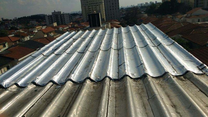 Aplicação de manta asfáltica em telhado